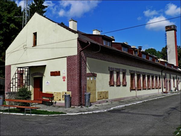 Dwór Szlachecki z końca XIX wieku otoczony parkiem krajobrazowym i stawem. Do 1945 roku należał do rodziny hrabiów Łastowieckich. Dawne stajnie.