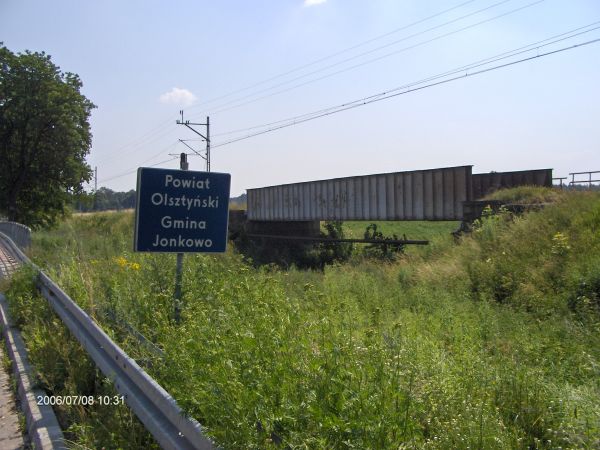 Most kolejowy i drogowy obok na rzece Pasłęce.