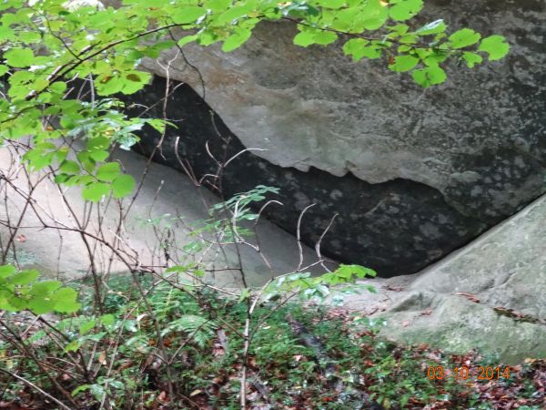 ułom skalny - trzeba wiedzieć, że do czasu II w.św. tam był czynny kamieniołom, na innych zdjęciach widać wyraźne ślady "ingerencji" prób eksploatacji, będący w