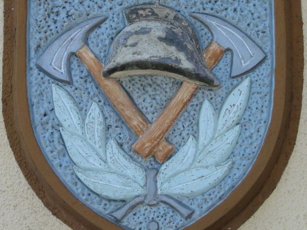 PŁASKORZEŹBA  NA  ŚCIANIE  FRONTOWEJ  REMIZY  OSP