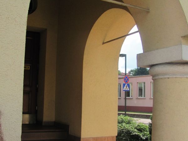 Kolejowa 8 róg 3 Maja (daw. Klasztornej) - Bank WBK (daw. Narodowy Bank Polski) - podcień