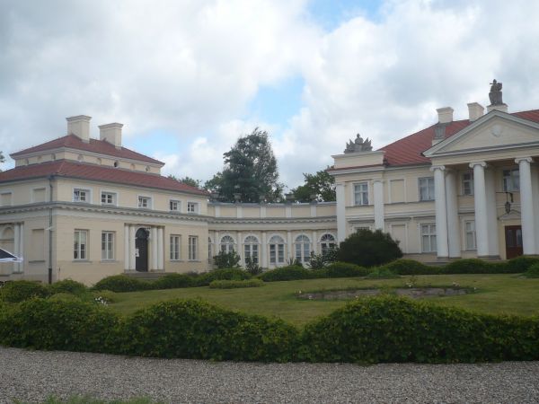 Po obu stronach oficyny,w pałacu mieści się muzeum Adama Mickiewicza.
