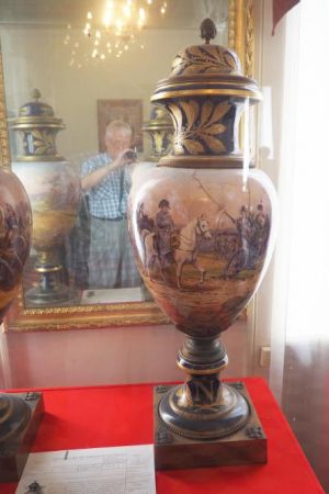 w salonie pani Walewskiej m.in. piękny flakon zdobiony sceną z cesarzem Napoleonem Bonaparte - na przeglądzie wojsk pod jego komendą, pewnie na wyprawę wojenną