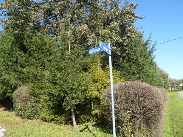 ul. Dębowa - bo dęby pomnikowe w parku podworskim a że ul. Urocza - to już wiemy - tam wokół uroczo ! - my wędrujemy tylko po zachwycających i urokliwych miejsc