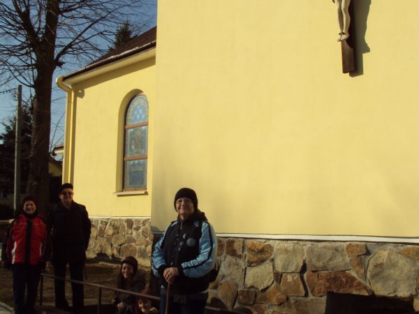 pod bryłą kościoła - pod prezbiterium - jest krypta, niegdyś grobowa, tam ongiś pochowany Józef Bukowski herbu Osoria, było to przy końcu XVII stulecia. Był fun