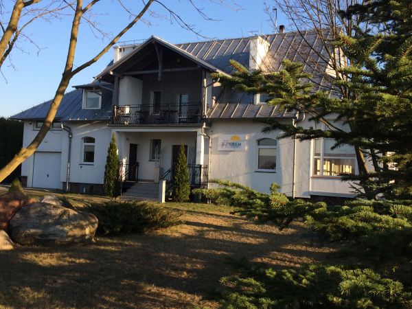 Nasz pensjonat to samodzielny, całoroczny dom z dużym ogrodem, położony w samym sercu Borów Tucholskich, umiejscowiony w sąsiedztwie jeziora Wielkiego Cekcyński