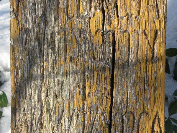 Na pionowej belce dębowego, przydrożnego krzyża jest wycięty napis: "Fundacja Marianny i Wawrzyńca Królikowskich 1926r."