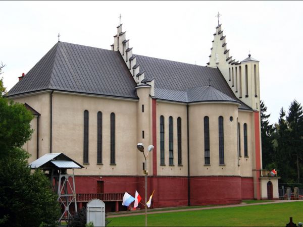 Klasztor Saletynów i Sanktuarium Matki Bożej z La Salette - Płaczącej  w Dębowcu  .  W kościele ukoronowana jest Matka Boża Saletyńska, która spełnia prośby lud