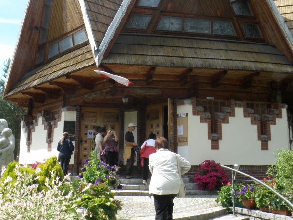 Sanktuarium Matki Bożej Dobrej Rady w Sulistrowicach to obiekt oryginalny, godny polecenia- piękne witraże i rzeźby w drewnie. Obok,w Centrum Kultury Chrześcija