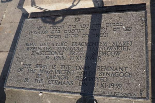 to dotyczy bimy w Tarnowie - przy opisach innych zdjęć wspomniałem o niej i tu n/z jest przedstawiona tablica na niej - wyjątkowo. Tablice Przymierza - księga k