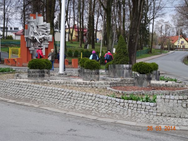 przed / obok : Pomnik Pamięci Narodu - przy Parku Jordanowskim, przebudowany w 1992 roku poprzez dodanie wymownej dekoracji metaloplastycznej.