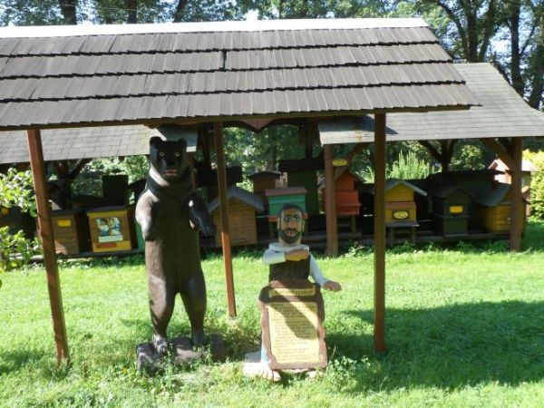 w plenerach "Sądeckiego Bartnika", misiu - bo lubi miodek a gość prawą rękę na serce kieruje - chce pewnie oznajmić wszem i wobec, iż miód reguluje pracę serca