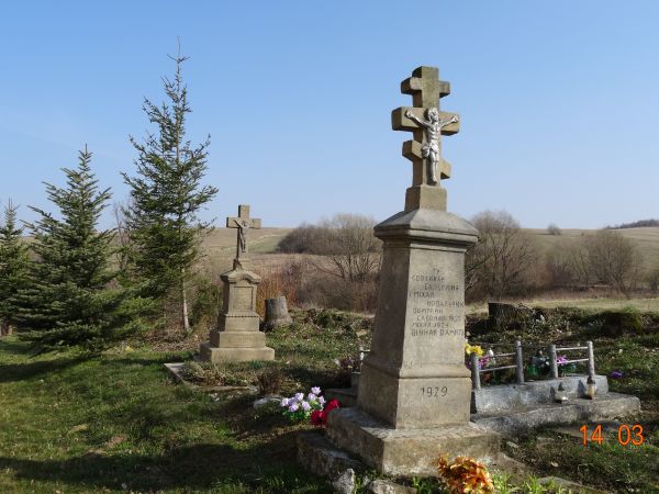 na starym, greckokatolickim cmentarzu - nagrobki kamienne z pocz. XX wieku.