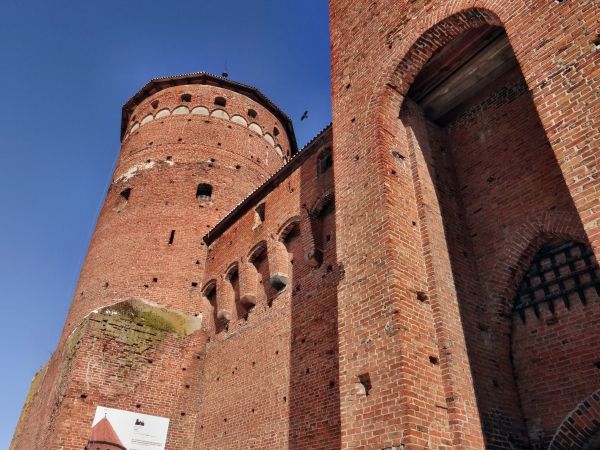 Reszel-stare miasto,zabytkowy zamek biskupów warmińskich z XIV w.-zachodnie skrzydło zamku z wieżą bramną i wieżą narożną z gankami obronnymi.
