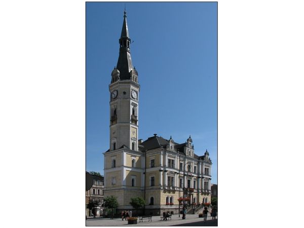 Neorenesansowy Ratusz.  Pierwotny został zbudowany w 1537 r. Odbudowany po pożarze w 1739 i przebudowany w 1872.