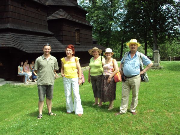 Przed: dawną cerkwią, od 1972r. kościołem katolickim filialnym pw. MB Wspomożycielki Wiernych. Nad ołtarzem: barokowy krucyfiks, ofiarowany w 1973r. przez bp. I
