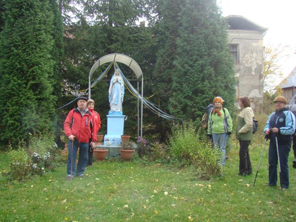 przed: dwór obronny Herburtów, wzniesiony w II poł. XVI w. w typie kasztelu z basztami alkierzowymi. Spalony w 1830r. i odbudowany. Po II w.św. przebudowany, mi