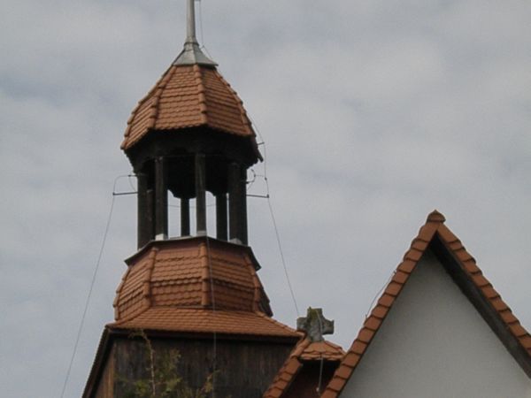 Krzyż pokutny nietypowo umieszczony na dachu kościoła