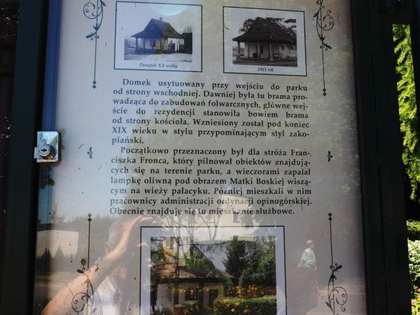 plansza - przy bramie do Zespołu Parkowo-Pałacowego.