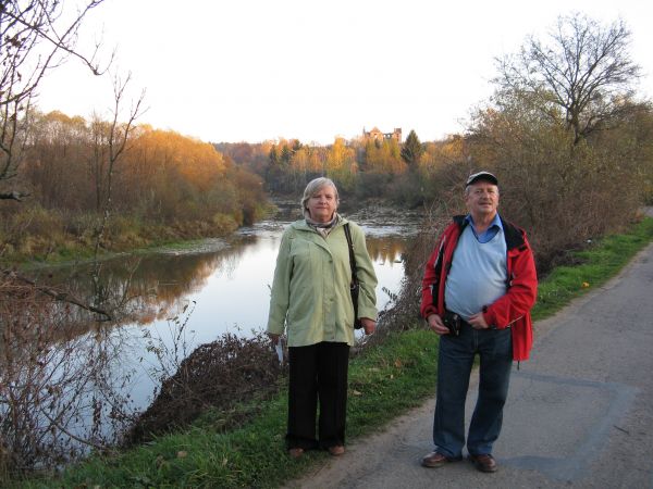na brzegu rzeki Osława, stanowiącej granicę umowną między Bieszczadami a Beskidem Niskim, za 2 km wpadnie do Sanu, na wzgórzu: ledwo widoczne ruiny klasztoru /m