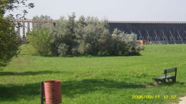 Ciechocinek - widok na remontowaną tężnię