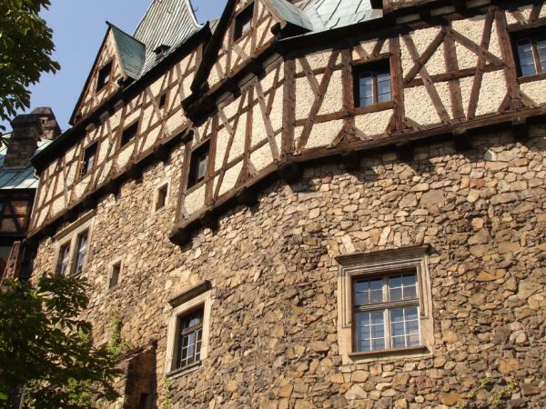 Zamek Książ - wybudowany w latach 1288-1292 przez księcia świdnicko-jaworskiego Bolka I Surowego . Od 1509 r. jako zastaw, a od 1605 r. wykupiony i wlasnosc dzi