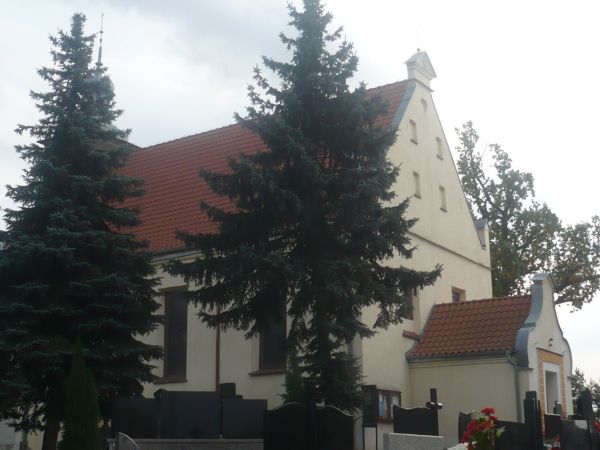 Parafialny  kościół p.w Podwyższenia Krzyża Świętego i  stary  cmentarz