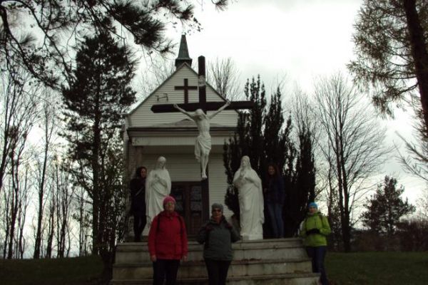 na Górze Kalwarii przed Kaplicą Grobu Pańskiego - została wybudowana w 1745 roku jako wotum dziękczynne za powrót do zdrowia wojewody Ossolińskiego - właściciel