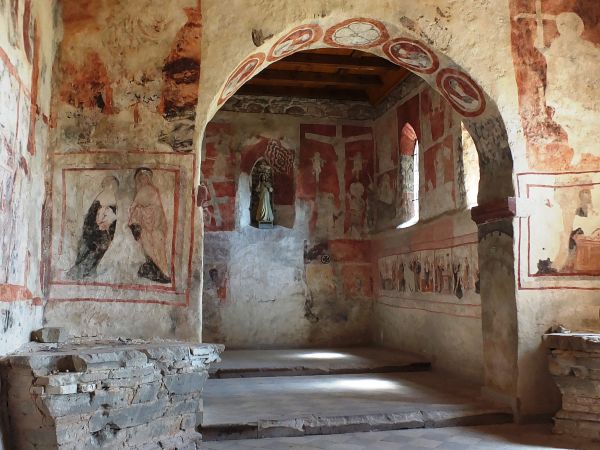 Dobrze zachowane wczesnośredniowieczne freski w kościółku Wszystkich Świętych