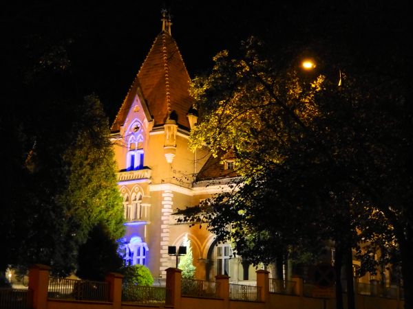 Gmach UMiG w Mogilnie wieczorem