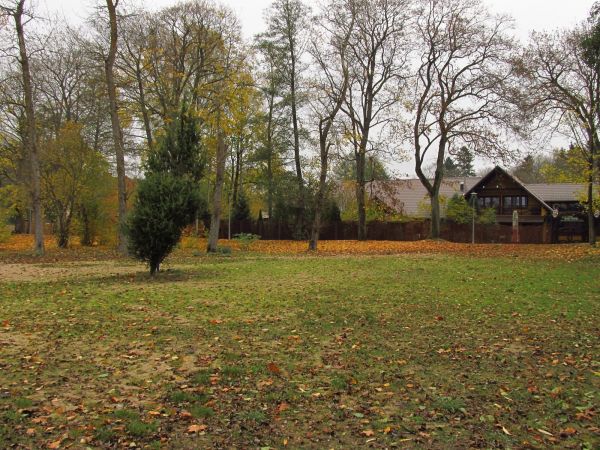 Jesień na plaży gminnej w Borsku-Jeziornej nad jeziorem Wdzydze