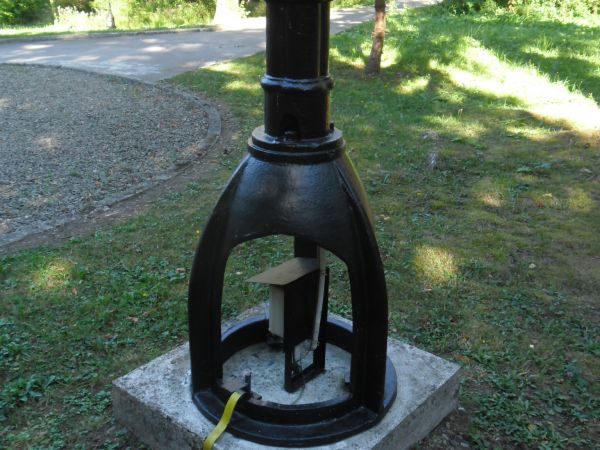 Zużyte elementy wiertni, wykorzystane przy wykonaniu latarni, ławek i koszy.