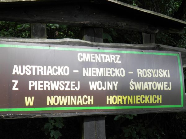 Niedaleko kaplicy , w lesie na wzgórzu , leży cmentarz wojenny z I Wojny Światowej armii Rosyjskiej , Niemieckiej i Austyjackiej.