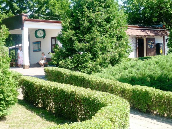 Bogate i różnorodne Muzeum Kolei Wąskotorowej . Jedyna na ziemiach polskich o rozstawie szyn tylko 60 cm. Na zdjęciu - budynki stacyjne , małe jak z bajki.