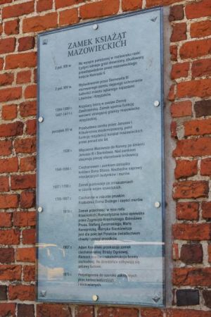 plansza - na niej informacje dotyczące dziejów Zamku Książąt Mazowieckich i Mazowsza.