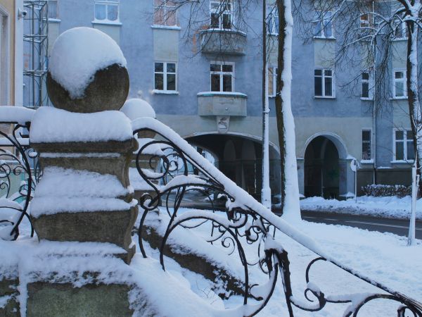 Fragment ul.Kilińskiego z widokiem na dawny herb miasta