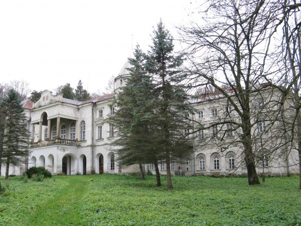 Pałac - ważne! - od strony pięknej dębowej alei dojazdowej, stawu a przy nim tarasem  z balustradą. 15.04.1849r. w kościele pw. św. Ruprechta w Wiedniu Teofil O