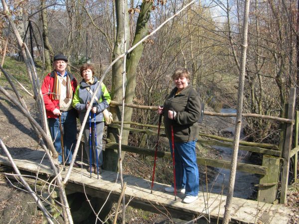 Z terenem wsi - majątek folwarczny - umożliwia przejście kładką położoną nad potokiem zasilającym stawy dworskie a dalej co oczywiste : wedle stawu grobla...