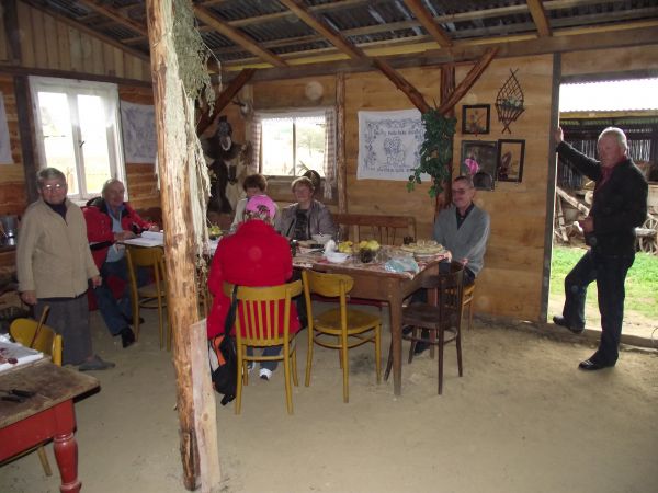 na skansenie u Tomka Kędry - na przysiółku Podlas, mama Tomka - na zdjęciu: po lewej - przygotowała poczęstunek z akcentem na dania / wypieki regionalne - dzięk