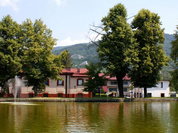 USTROŃ Staw kajakowy czynny tylko w sezonie