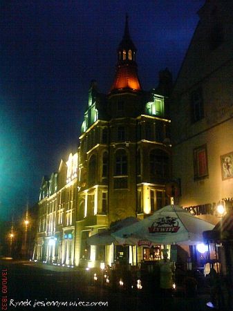 Fragment północnej strony Rynku wieczorem