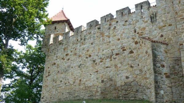 ZAMEK TROPIE I WIDOK OKOLICY