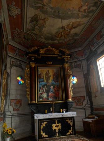 prezbiterium kościoła - niegdyś szpitalnego - pw. Przemienienia Pańskiego, wnętrze zdobi piękna polichromia figuralno-ornamentalna datowana na 1735r., współcześ