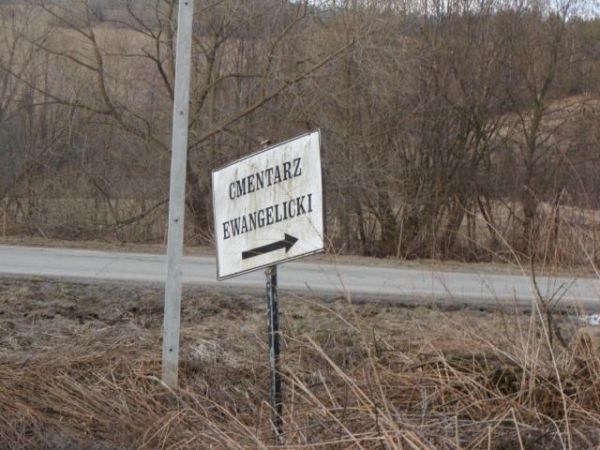 plansza z informacją o cmentarzu, tu należy wspomnieć o kolonizacji józefińskiej - to było po I-szym rozbiorze Polski, i tu w okolicy były kolonie osadników nie