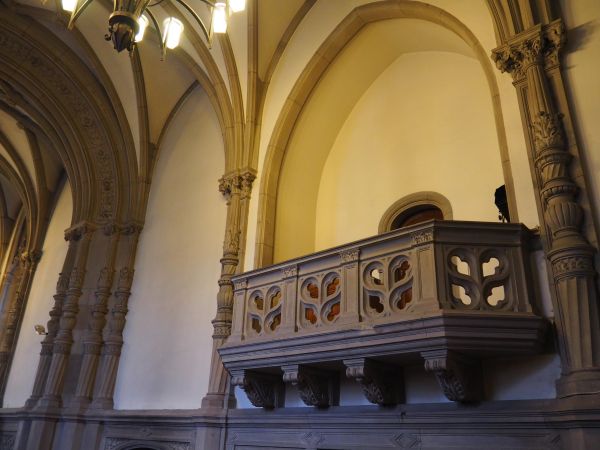 balkon - w pałacowej sali balowej, zwracają uwagę kunsztem wykonania prezencji inne detale architektoniczne.