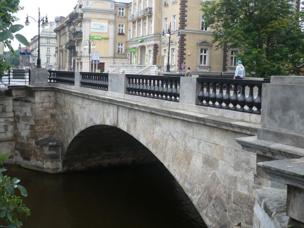 Dalej mijamy dawny Bank Handlowy i przechodzimy Most Kamienny.