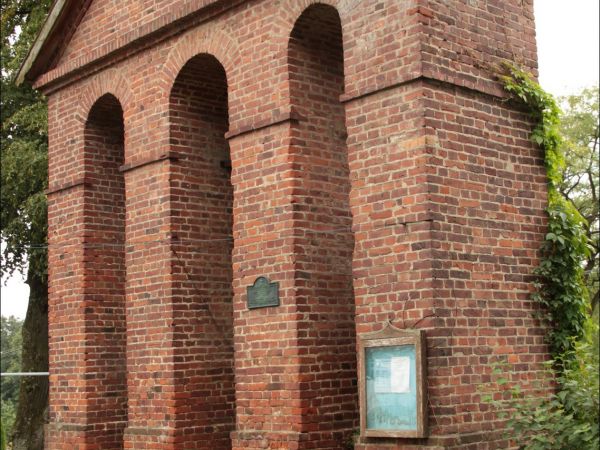 Drewniany kościół filialny pw. Wszystkich Świętych wzniesiony w roku 1676. Dzwonnica.