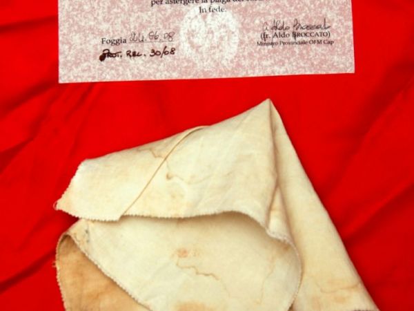 Chusteczka Świętego używana przez Niego do wycierania ran stygmatycznych oraz certyfikat autentyczności relikwii