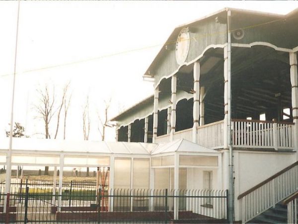 Grodzisk Wielkopolski-ul. Powstańców Chocieszyńskich,stara zabytkowa trybuna z 1925 r, na stadionie Dyskobolii.