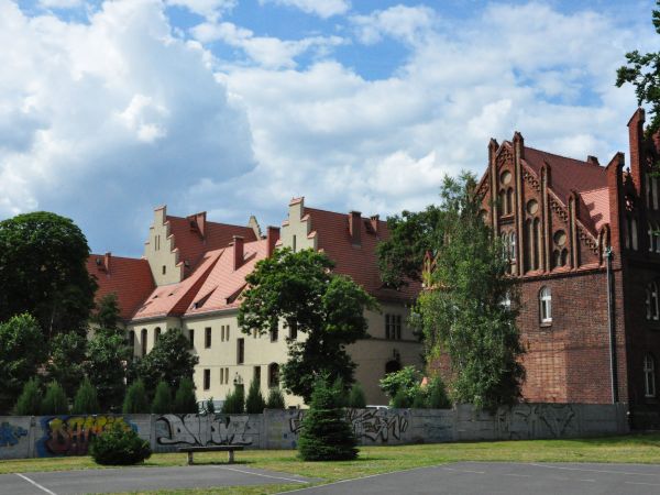 Grodzisk Wlkp. Budynki Sadu i Szkoły widziane od zaplecza.